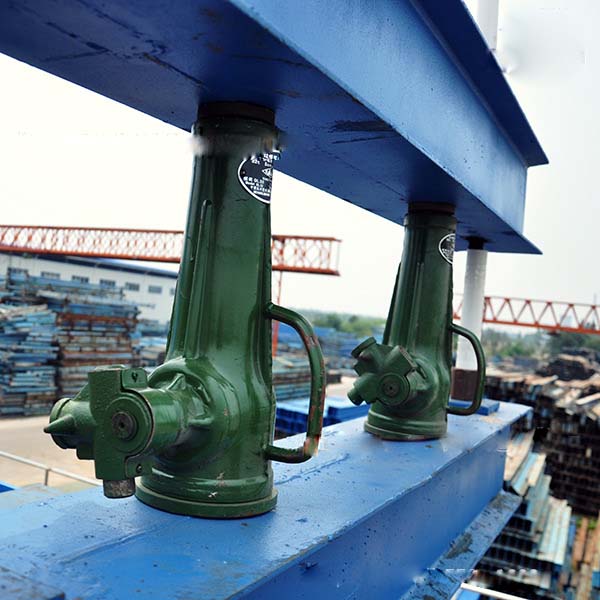 機械千斤頂應用與工廠工字鋼固定工作 機械千斤頂應用與工廠工字鋼固定工作